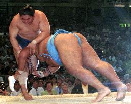 Musashimaru maintains Nagoya sumo lead